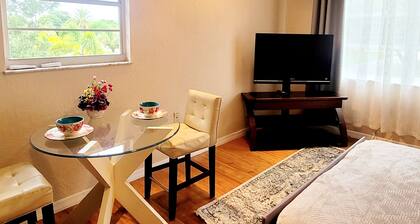 Bright, cozy studio in the middle of Sarasota