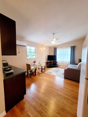 Smart TV - Bright, cozy studio in the middle of Sarasota (Sarasota)
