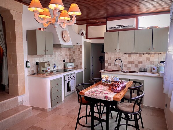 Een koelkast, een microgolfoven, een oven, een kookplaat