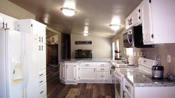 KĂŒhlschrank, Mikrowelle, Ofen, Herdplatte