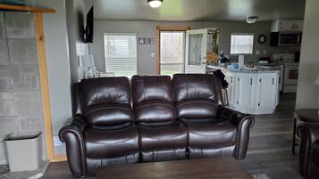 Smart-TV, Kamin, DVD-Player, BĂŒcher