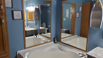 Bañera con ducha, secador de pelo, toallas, papel higiénico