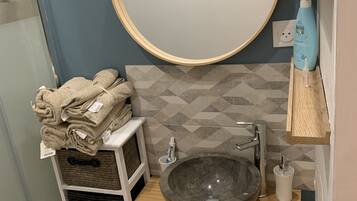 Douche, sĂšche-cheveux