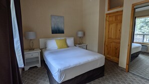 2 bedrooms, desk, iron/ironing board, WiFi - ❤Mountain Chalet on the Very Edge of Banff Forests (Harvie Heights)