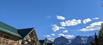 ❤Mountain Chalet on the Very Edge of Banff Forests