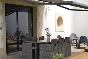 Outdoor dining - Maison Confortable et Spacieuse (LA ROCHELLE)