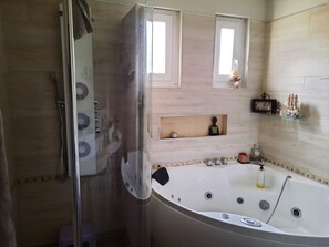 Bathtub, jetted bath, towels