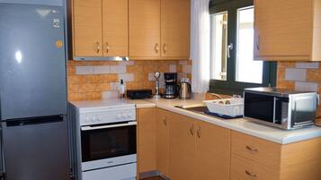 Een koelkast, een microgolfoven, een oven