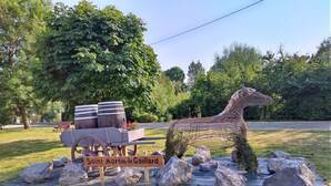 A decorative horse sculpture with a sign reading "Saint Martin le Gaillard" in a park setting. - Maison LA Longe'yeres (Saint-Martin-le-Gaillard)