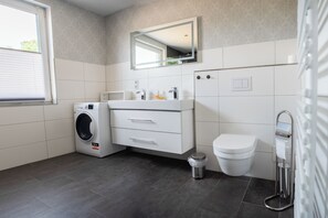 Dusche, Handtücher, Toilettenpapier