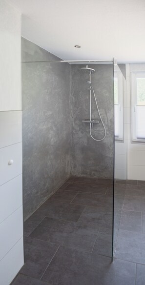 Dusche, Handtücher, Toilettenpapier
