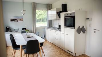 Een koelkast, een oven, een kookplaat, een vaatwasser