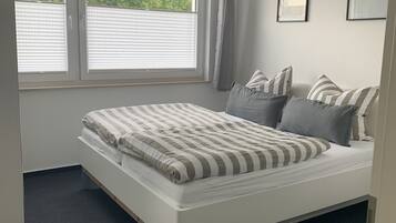 1 habitación, tabla de planchar con plancha, wifi gratis y ropa de cama