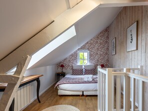1 bedroom, bed sheets