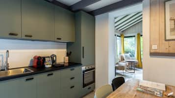 Kühlschrank, Ofen, Geschirrspüler, Wasserkocher mit Kaffee-/Teezubehör