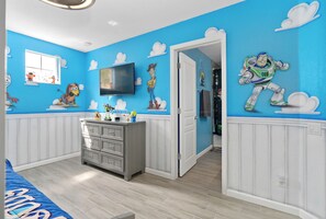 5 bedrooms, iron/ironing board, travel crib, free WiFi - Luxury 5BR Villa Near Disney w/ Pool & Game Room (Kissimmee)