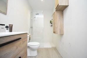 Shower, towels, soap, toilet paper - Luxury Suites Fuengirola (Fuengirola)