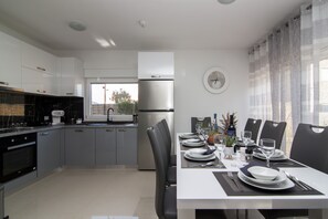 Oven, dishwasher, coffee/tea maker, toaster