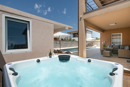 Villa Maslina - sea view and BBQ