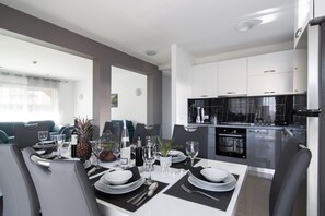 Ofen, Geschirrspüler, Wasserkocher mit Kaffee-/Teezubehör, Toaster