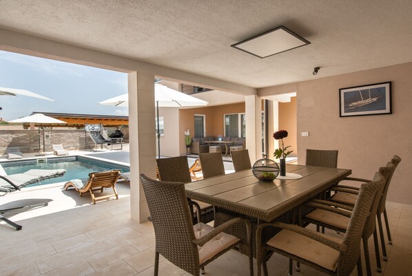 Outdoor dining