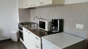 Fridge, microwave, oven, coffee/tea maker