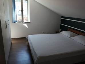 1 bedroom, iron/ironing board, travel cot, free WiFi