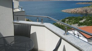 A balcony with a metal railing overlooking a body of water, a chair, and a small table. - Wohnung für 2 in Einer Villa mit Wunderschönem Meerblick (Karlobag)