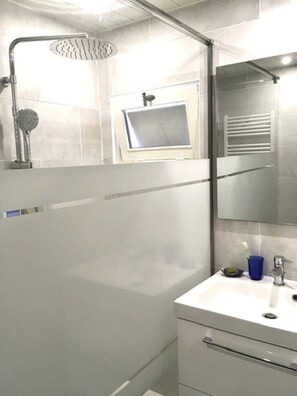 Ducha, secador de pelo, toallas