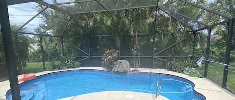 Een buitenzwembad en een verwarmd zwembad