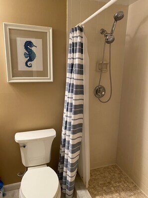 Bañera con ducha, secador de pelo, toallas, jabón