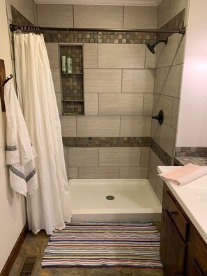 Dusche, Handtücher, Seife, Toilettenpapier