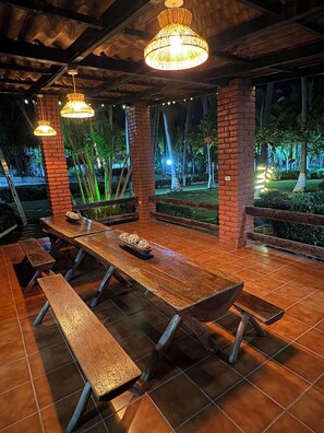 تناول الطعام بالخارج