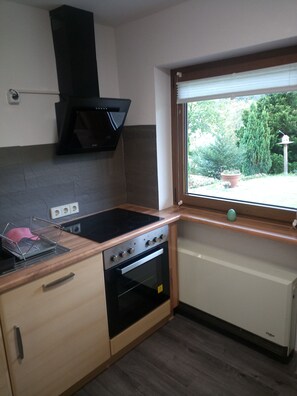 ثلاجة، ميكروويف، فرن، موقد طهي مسطح