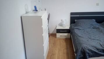 1 Schlafzimmer, Reisekinderbett, kostenloses WLAN, Bettwäsche