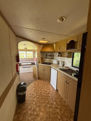 Fridge, microwave, oven, stovetop - Peaceful Countryside Caravan Near Rhosneigr, Anglesey (Holyhead)