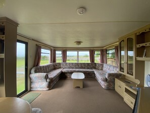 Téléviseur connecté, foyer, lecteur de DVD, livres