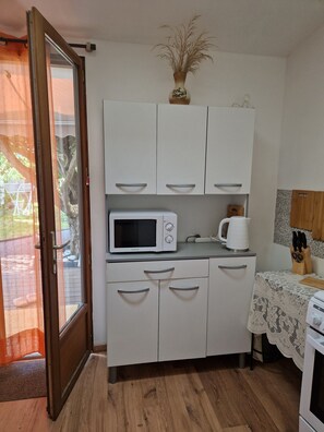 Réfrigérateur, micro-ondes, four, cafetiÚre/bouilloire