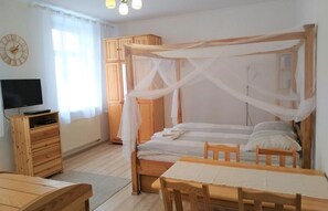 1 chambre, fer et planche à repasser, accès au Wi-Fi (inclus)
