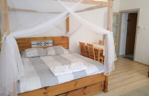1 chambre, fer et planche à repasser, accès au Wi-Fi (inclus)