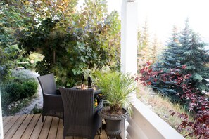 Outdoor dining - Three Lakes Vacation Suite...Enjoy life along the “Scenic Sip” (Lake Country)