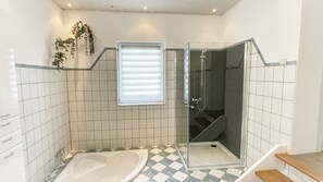 Bañera, secador de pelo, toallas y jabón