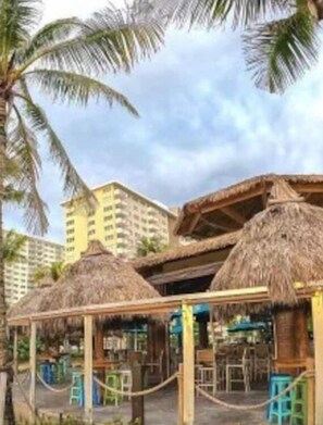 Property grounds - Apt#1-Charming relaxing -beautiful APT-80yard walk to the BEACH wBBQ/ Patio (Pompano Beach)