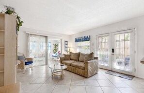 Smart TV - Apt#1-Charming relaxing -beautiful APT-80yard walk to the BEACH wBBQ/ Patio (Pompano Beach)