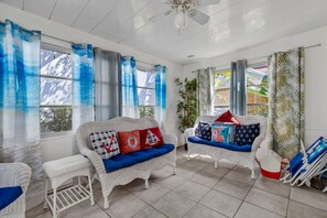 Smart TV - Apt#1-Charming relaxing -beautiful APT-80yard walk to the BEACH wBBQ/ Patio (Pompano Beach)