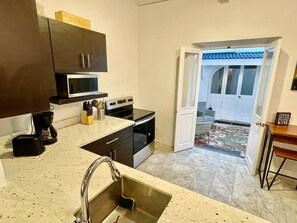 冰箱、微波炉、烤箱、炉灶