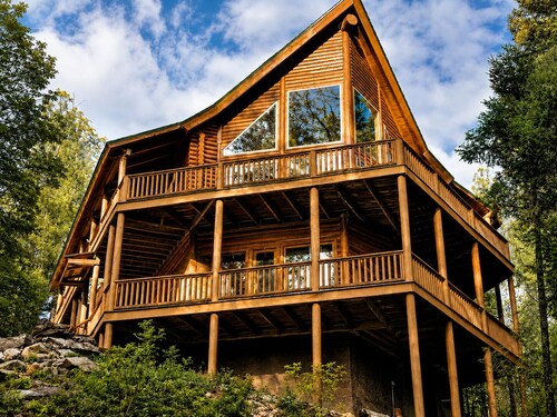 Secluded Mountain Lodge with Game Room