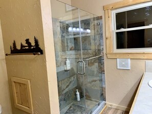Combined shower/tub, hair dryer, towels, soap - Secluded, Mystic Mountain Lodge w/cinema/arcade rm (Cloudcroft)
