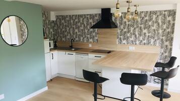 Réfrigérateur, micro-ondes, four, plaque de cuisson