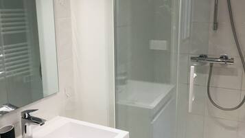 Ducha, secador de pelo, jabón, shampoo